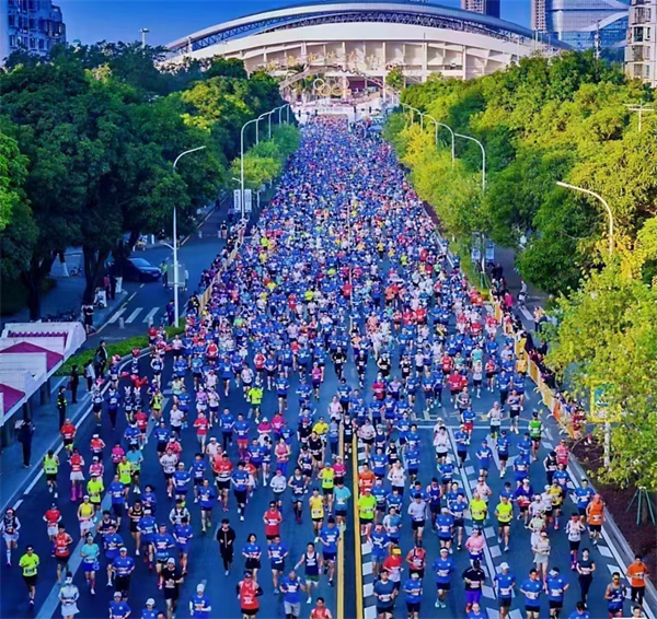 Grup Hi-Q berjalan bersama di Zhuhai Marathon